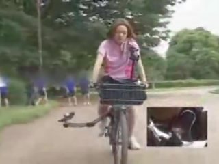 Japońskie córka masturbated podczas ujeżdżanie za specially modified brudne film bike!