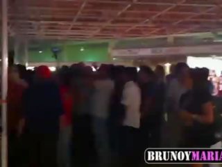 Asi las montamos gordas follando en publico brunoymaria a saco