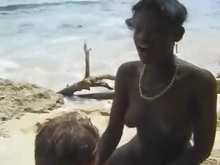 Szőrös afrikai hölgy fasz euró lassie -ban a tengerpart