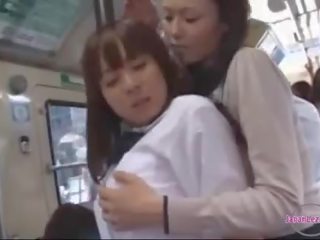 Muda perempuan mendapatkan dia tetek dan bokong mengusap embracing puting mengisap di itu bis