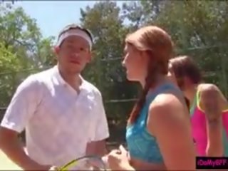 Dua menawan besties enjoyed faraj berdebar-debar dengan tenis jurulatih